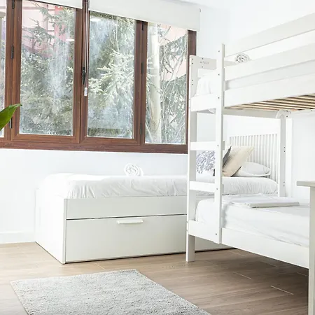 Apartment Holidays. Rosebud. 3 & Parking. 8 Personas